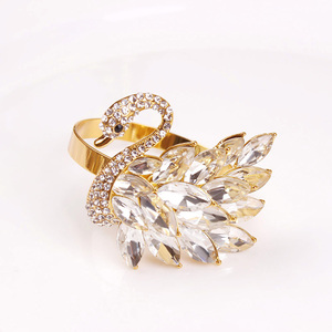 Vente en gros Rond <span class=keywords><strong>de</strong></span> <span class=keywords><strong>serviette</strong></span> en métal plaqué or Design classique Porte-serviettes style cygne Décoration <span class=keywords><strong>de</strong></span> <span class=keywords><strong>table</strong></span> pour fête <span class=keywords><strong>de</strong></span> mariage et Noël - Product Image 3