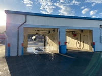 Design industriel moderne Bâtiment à structure en acier préfabriqué Atelier de lavage de voiture en métal Hangar pour garage Panneau sandwich