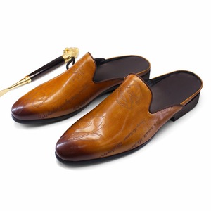 รองเท้าแตะฤดูร้อนสำหรับผู้ชายขนาดใหญ่ ปิดนิ้วเท้า หนังแท้ ลายนูน สไตล์ธุรกิจ กันลื่น สวมใส่สบาย ระบายอากาศได้ดี - Product Image 1