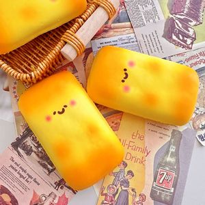 Vente en gros de jouets anti-stress mignons en forme de pain de poche avec des expressions expressives, à récupération lente, créatifs, doux et moelleux. - Product Image 2