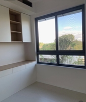 Fenêtre coulissante moderne à trois panneaux en aluminium, ouverture horizontale, avec moustiquaire arrière en acier inoxydable et verre de 5 mm, pour cuisines et bâtiments au Nigeria