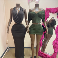 Robe longue élégante à col halter pour femme, avec haut court asymétrique à une épaule et dos nu, et jupe plissée à la taille, ensemble d'été