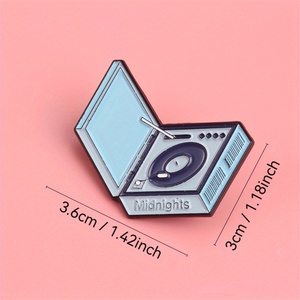 Huy hiệu theo chủ đề âm nhạc độc đáo. Hình bàn xoay với một sự rung cảm cổ điển. Lý tưởng cho những người yêu âm nhạc và người hâm mộ của thẩm mỹ hoài cổ. - Product Image 4