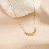 Nouvel Arrivage Collier en Zircon Plaqué Or Lisse avec Breloque Branche Courbe Scintillante, Bijoux de Mode Minimalistes Tendance, Vente en Gros TGXL14807
