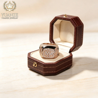 Personalisierter Initialen-Ring mit Rosé-Pavé-Moissanit für Herren, Statement-Schmuck im Großhandel