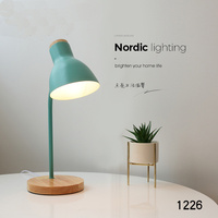 Lampe de table nordique moderne en gros pour fabricants avec ampoule E27, options de couleur blanc, jaune, vert, alimentation CA, abat-jour en métal