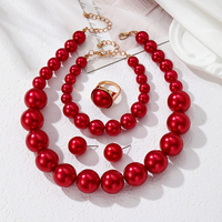Ensemble de bijoux 4 pièces tendance pour femme : collier, boucles d'oreilles, bagues et bracelet perlés, avec grandes perles rouges, style exagéré, pour banquets
