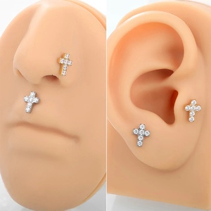 Clou d'oreille croix en zircon 16G 1,2 mm en titane et acier inoxydable, bijou piercing unisexe - Product Image 2