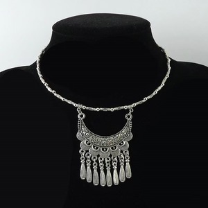 Collar Miao Othere con Borla de Luna Creciente, Colgante Étnico <span class=keywords><strong>Hmong</strong></span> Tallado a Mano con Flecos en Capas, Cadena Delicada de Cuentas de Semillas, Estilo Retro Boho - Product Image 4