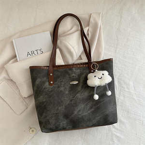 Sac à bandoulière grande capacité pour femme avec pendentif nuage, sac fourre-tout tendance pour femme - Product Image 1