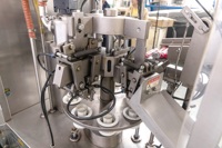 Machine de remplissage et de scellage automatique multi-têtes pour tubes cosmétiques en plastique thermique, dentifrice liquide, avec étiquetage et capsulage complet