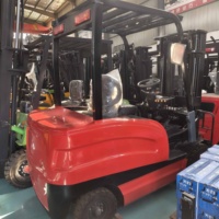 Carrello Elevatore Robusto da 2 Tonnellate con Motore AC, Montante Rinforzato e Pneumatici Antiscivolo per la Movimentazione su Rampe nei Centri di Distribuzione