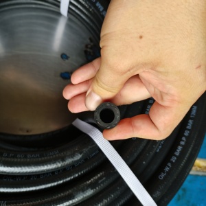 Tuyau de carburant résistant aux hautes températures, tuyau en caoutchouc renforcé NBR pour le diesel, l'<span class=keywords><strong>essence</strong></span>, les lubrifiants et le transfert de carburant - Product Image 6