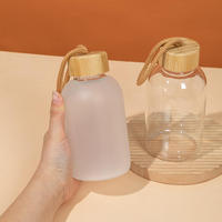 Botol Air Kaca Borosilikat Premium Grosir dengan Tutup Bambu, Tumbler Perjalanan Kelas Profesional untuk Perjalanan Kembali ke Sekolah