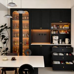 Aparador de Comedor Moderno Negro Mate - Puerta de Vidrio Arqueada e Iluminación LED, Cafetera Integrada + Almacenamiento para Cocina Abierta - Product Image 4