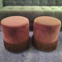 Pouf rond moderne en velours marron rouille avec franges, ottoman cylindrique pour salon, hôtel, chambre à coucher, vente en gros, OEM, personnalisé.