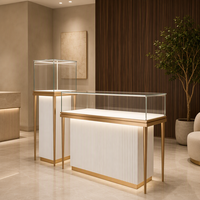 Vitrine à bijoux en bois sur mesure avec étagères en verre et structure en acier inoxydable pour les magasins de détail