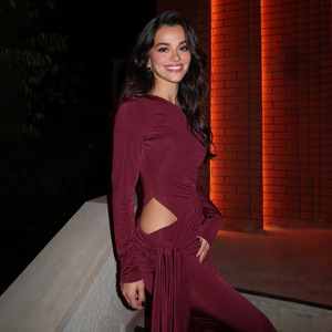 Robe de soirée plissée asymétrique à manches longues et découpe à la taille, couleur unie, pour femme de style européen et américain - Product Image 1