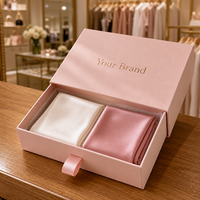 Boîte cadeau rigide marron de luxe personnalisée et écologique pour foulards, avec ruban de tirage et estampage doré, pour collections de vêtements de détail