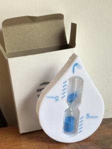 クラシックな水滴型砂時計 3/5分計測ツール 透明な水砂時計 毎日の時間計測用 - Product Image 5