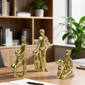 Sculpture personnalisée en résine dorée pour animaux de compagnie, figurine émotionnelle d'amour, chien et humain enlacés, vente en gros - Product Image 5