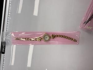 Orologio da Donna Placcato Oro con Cassa Rotonda, Cinturino in Lega, Funzione Luminosa, Accessorio di Moda - Product Image 3