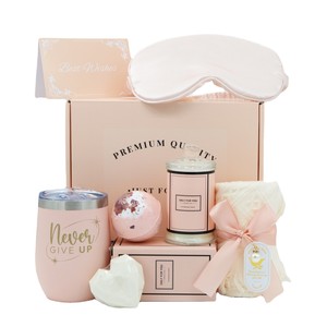 Panier-cadeau spa rose avec gobelet à œufs, brosse de nettoyage, boule de bain à la rose, savon en forme de cœur, bougie parfumée, foulard à franges et accessoires pour femmes - Product Image 2