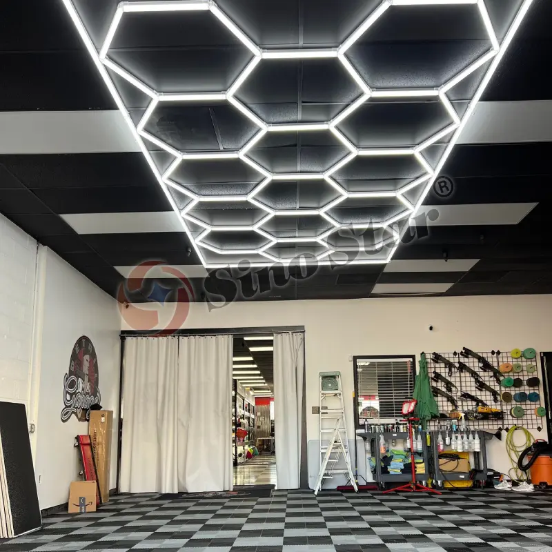 Lâmpada de favo de mel SS321 2.4M * 4.76M para oficina de detalhamento de carros, luz hexagonal LED para garagem e teto, grade hexagonal de luz LED