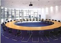 Table de réunion de négociation de bureau de conférence ovale en forme de U personnalisé haut de gamme avec chaises
