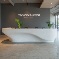 Comptoir de réception élégant et moderne en PETG blanc, extensible et courbé, design haut de gamme pour les espaces commerciaux, centres commerciaux et hôtels