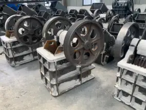 Fabrieksprijs Pe200 * 300 Kwarts Steen Verpletterende Plant Hard Rock Kaak Crusher Met Diesel Kaakbreker Machine Voor De Steen