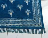 Tapis en coton indigo Dabu Block Print 4x6 fait main avec pompons, tapis bohème pour le salon, décoration de sol