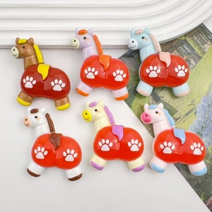 Accesorios de resina DIY de dibujos animados, bonitos y divertidos, con diseño de poni grande y llamativo, material hecho a mano para colgantes de llavero de teléfono. - Product Image 3