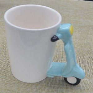 Tasse de jeu peinte à la main avec logo personnalisé Tasse à café de jeu en céramique 3D en blanc et noir parfaite pour les joueurs et les amateurs de café - Product Image 4