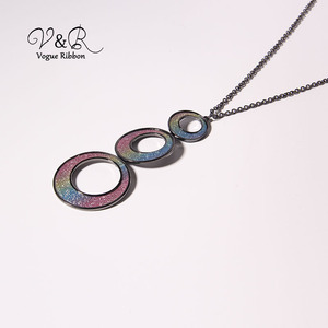 <span class=keywords><strong>V</strong></span> & R Qingdao Dessins Faits À La Main Triple Rond Paillettes Irisées Pendentif Long <span class=keywords><strong>Pull</strong></span> Collier Colliers En Alliage - Product Image 3