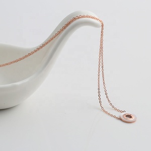 Popolare Collana da Donna Romantica in Acciaio Inossidabile Placcato Oro Rosa con Catena a Maglie e Ciondolo a Forma di Lettera e Conchiglia Bianca - Product Image 5