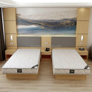Suite complète de mobilier de chambre double pour hôtel moderne, avec lits en bois, matelas et panneaux en bois clair intégrés, pour hôtel 3 étoiles - Product Image 1