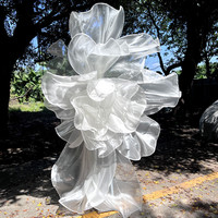 Centre de table floral géant en organza blanc au design innovant et éthéré, pétales texturés pour scène de mariage et toile de fond d'événement