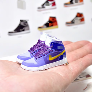 Хит продаж 2026 года в Америке: 3D миниатюрный брелок-кроссовок из ПВХ для любителей баскетбола, модель обуви, пластиковая фигурка кроссовка - Product Image 2