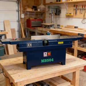 Machine à planer les surfaces en bois MB504, outil professionnel pour le travail du bois, idéal pour le traitement des planches de bois massif et des panneaux MDF. - Product Image 1