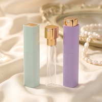 Atomiseur de parfum rechargeable avec bouchon rotatif, flacon de parfum portable personnalisé, mini flacon pulvérisateur vide en plastique pour pulvérisation propre