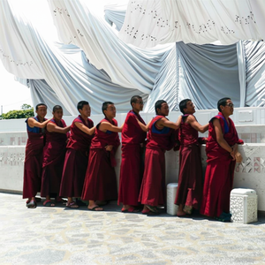 Tela de poliéster tejida con tinte sólido multicolor, popelina Lisa ligera y transpirable para monjes para bolsos, trajes para niños y niñas - Product Image 1