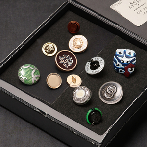 Chất Lượng Cao Trang Trí Nút Tùy Chỉnh Thiết Kế Made Kẽm Hợp Kim Vàng Chân Kim Loại May Nút Cho May Mặc - Product Image 3