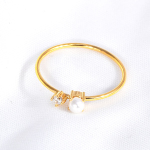 Joyería fina delicada Material de acero inoxidable Combinación brillante Cristal de perla con incrustaciones Anillos de dedo chapados en oro de 18 quilates Anillo de moda - Product Image 1