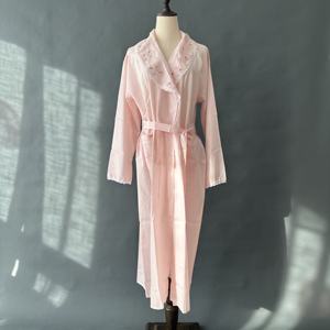 روب قطني وردي من الدانتيل - Product Image 1