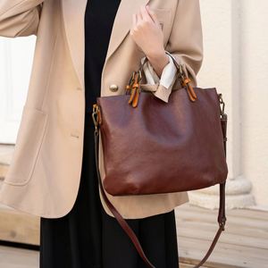 Sac à main minimaliste vintage en cuir véritable, imperméable, grande capacité, convertible multi-positions, avec une seule bandoulière et doublure en polyester - Product Image 1