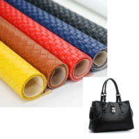 Feuilles de Faux cuir tressées écologiques à texture bosse tressée Tissu en cuir synthétique PVC brillant pour arcs à cheveux Costumes de bricolage Canapé