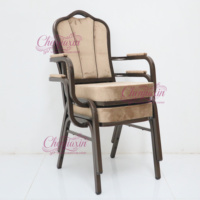 Chaises de banquet empilables de luxe en velours et métal avec accoudoirs, personnalisées pour hôtels et restaurants, collection 2026, idéales pour événements