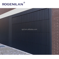 Puerta de Garaje Automática Rogenilan Villa, Rejilla de Aluminio Negra, Diseño Moderno con Rejillas y Listones, Puertas de Garaje con Puertas Peatonales