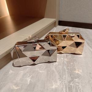 Nouvelle Pochette <span class=keywords><strong>de</strong></span> Soirée Géométrique en Métal pour Femme, <span class=keywords><strong>Sac</strong></span> à Bandoulière Doré avec Chaîne, <span class=keywords><strong>Sac</strong></span> à Main Rigide <span class=keywords><strong>Carré</strong></span> pour Mariage, Fête, Bal <span class=keywords><strong>de</strong></span> Promo, Dîner - Product Image 5